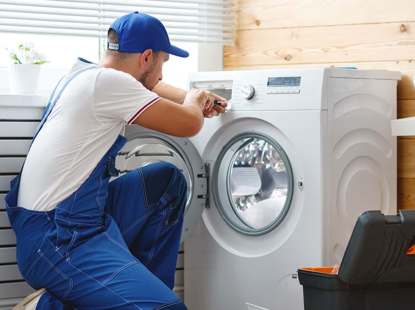 Técnico del servicio técnico AEG reparando electrodoméstico en Valencia
